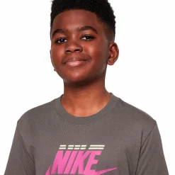 NIKE k nsw tee brandmark futura (consume- T-skjorter Og Singlet·T-skjorter|Treningsklær